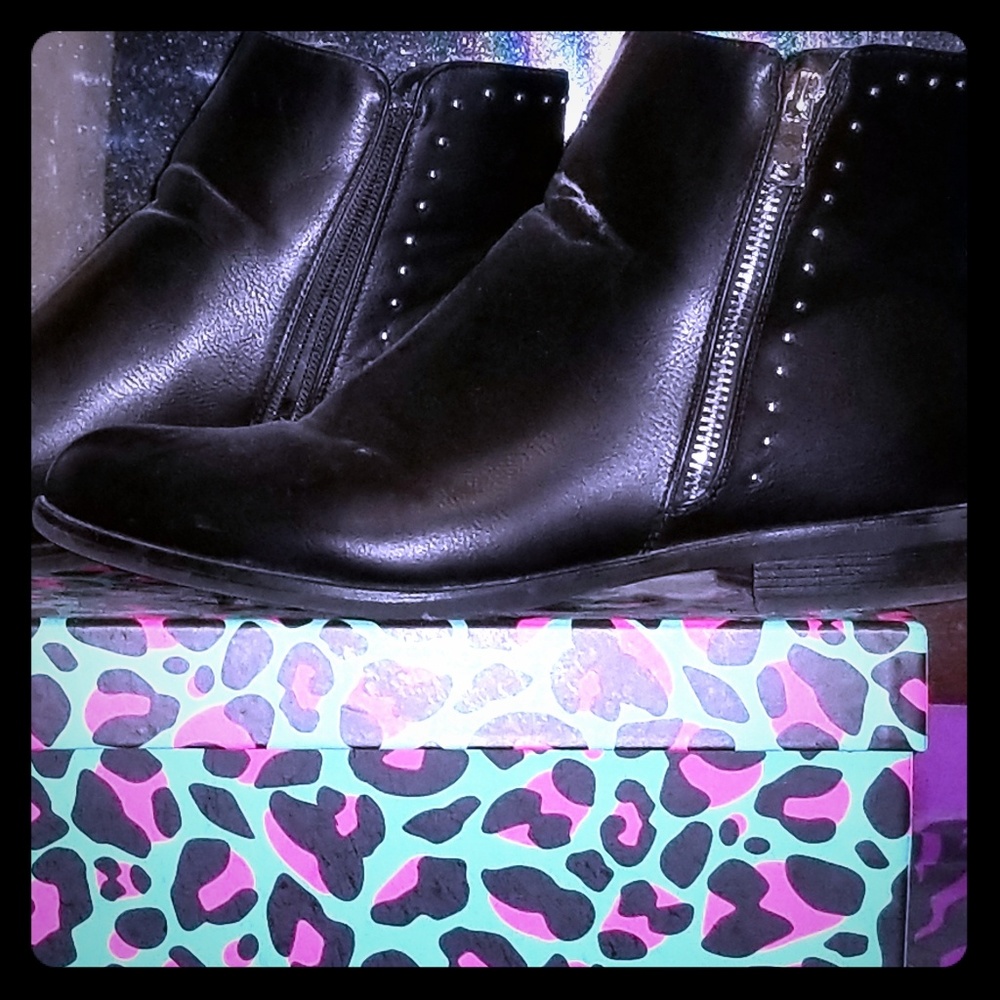 💜Black Boots with studs and zippers
